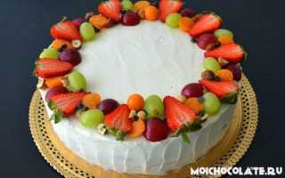 Торт, украшенный конфетами и шоколадками