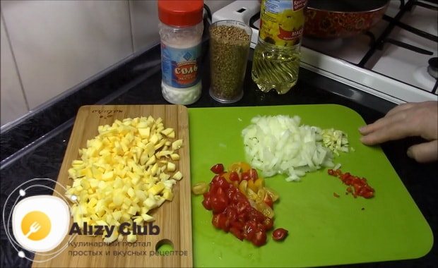 Для приготовления гречки с овощами на сковороде нарежьте овощи