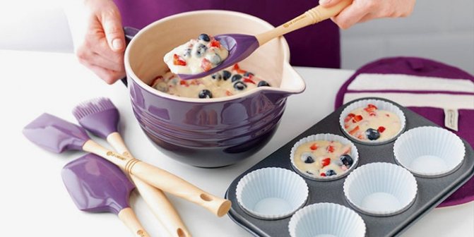 Хозяйка использует силиконовые формы для выпечки