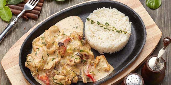 Кусочки куриного филе в сливочном соусе с рисом на гарнир