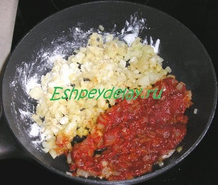 Обжаренный лук с мукой и томатом