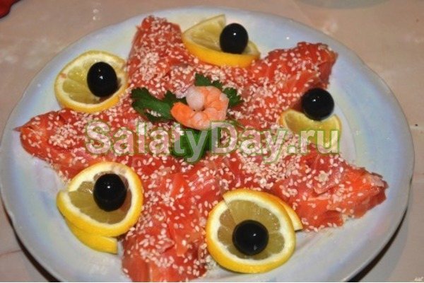 Салат из форели с авокадо и креветками